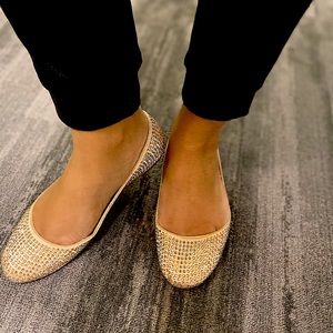 Crystals Sparkle Steve Madden Flats. Vase soft pink with iridescent stones.